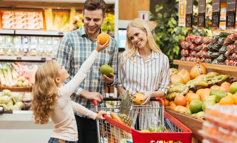 #PraCegoVer: Imagem de uma família realizando compras no supermercado.
