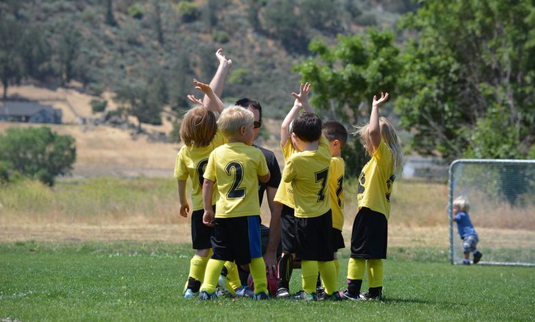 #PraCegoVer: Imagem de um grupo de meninos em um time de futebol.