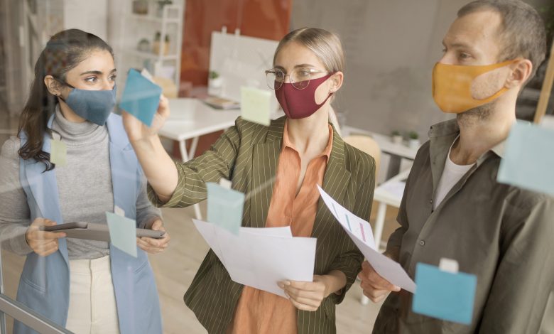 #PraCegoVer: Equipe trabalhando com mascaras no planejamento de um projeto.