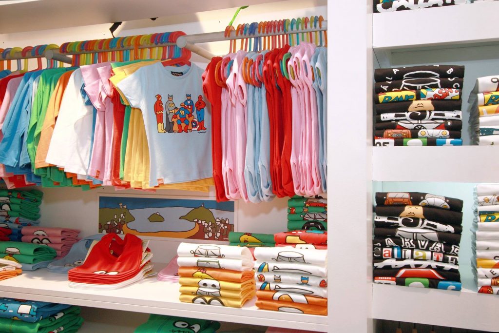 #PraCegoVer: Imagem de uma loja de roupas infantil organizadas.