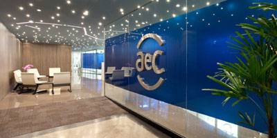 #PraCegoVer: Imagem da entrada da empresa AeC com uma fachada azul