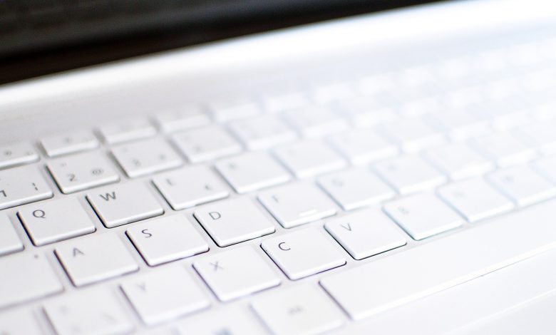 #PraCegoVer: Imagem de um teclado de computador branco