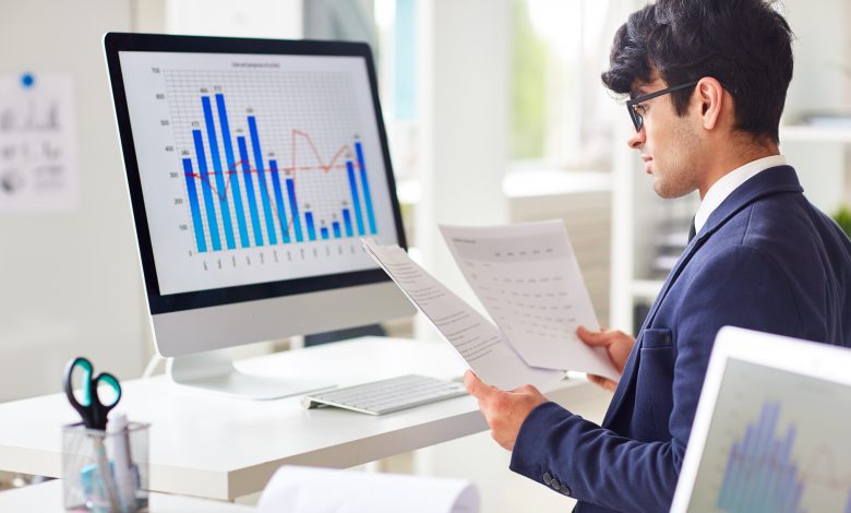 #PraCegoVer: Imagem de um homen trabalhando com um gráfico de resultados.