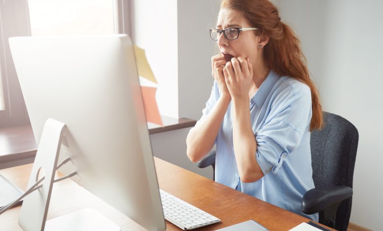 #PracegoVer: Imagem de uma mulher em homeoffice no computador com pânico.
