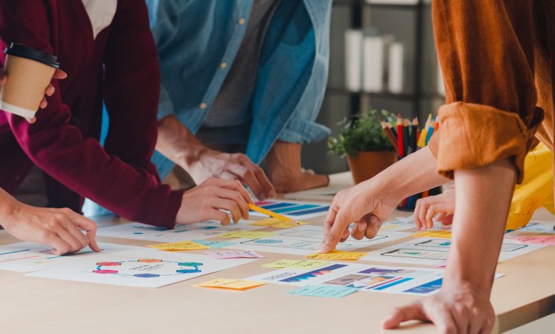#PraCegoVer: Imagem de um grupo de trabalho, alinhando um projeto novo.
