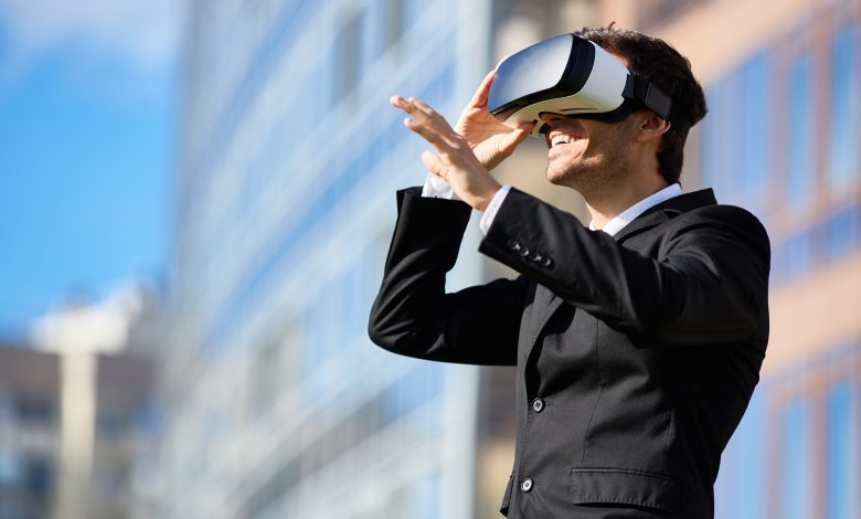 #PraCegoVer: Homem com óculos de realidade virtual