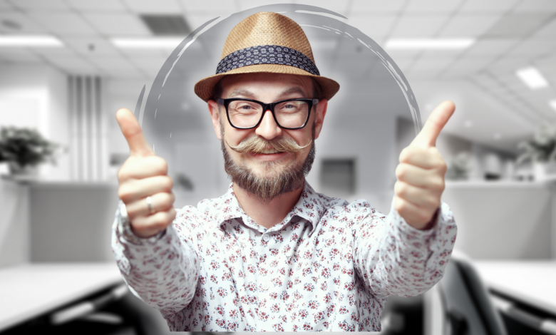 #PraCegoVer: Imagem de um homem com sinal de "joia" e sorrindo. - Fonte Imagem: Canva Pro