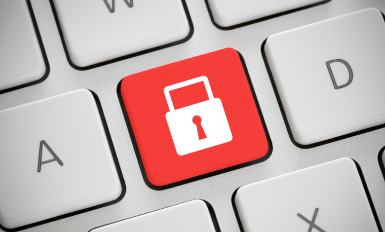 #PraCegoVer: Imagem de um teclado de computador com uma tecla em destaque vermelho e com um símbolo de cadeado. - Fonte: Canva Pro