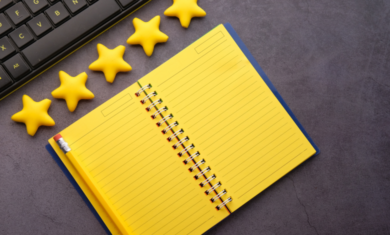 #PraCegoVer: Imagem de um caderno amarelo com 5 estrelas na parte superior da imagem. - Fonte: Canva Pro