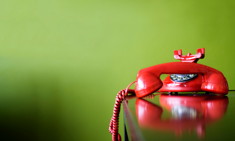 #PraCegoVer: Imagem de um telefone vermelho de discagem em uma imagem de fundo verde - Imagem Divulgação