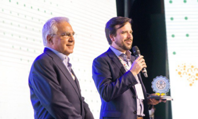 Claro recebe Prêmio Anatel de Acessibilidade em Telecomunicações 2022 - Carlos Baigorri e Félix